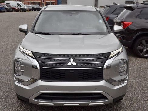 Used 2024 Mitsubishi Outlander SE image 3