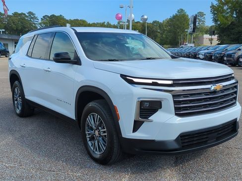 Used 2025 Chevrolet Traverse LT image 3