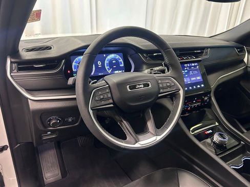 Used 2024 Jeep Grand Cherokee Altitude AWD/4WD image 2