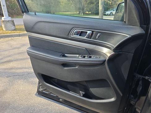 Used 2018 Ford Explorer XLT image 25