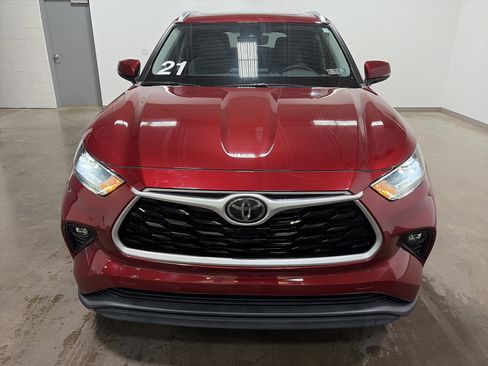 Used 2021 Toyota Highlander XLE AWD/4WD image 8