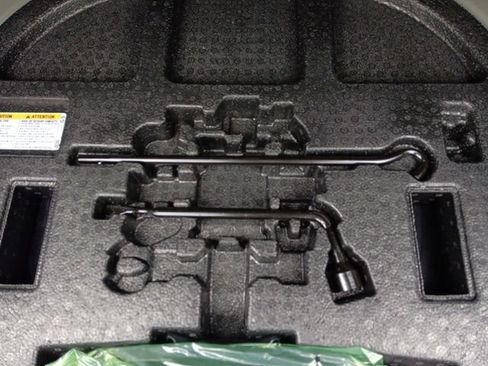 Used 2025 Toyota Camry SE image 32