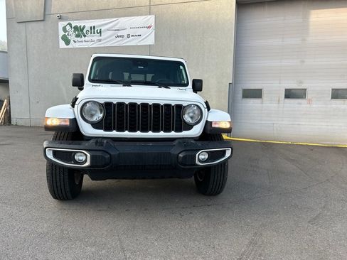 Used 2024 Jeep Gladiator Sport AWD/4WD image 9