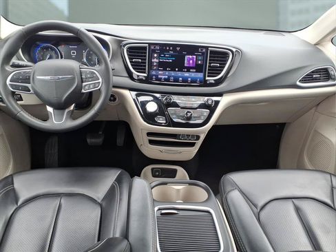 Used 2023 Chrysler Pacifica Touring-L FWD image 21
