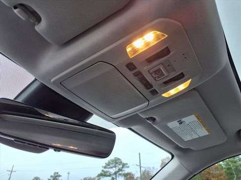 Used 2021 Toyota Highlander XLE image 15