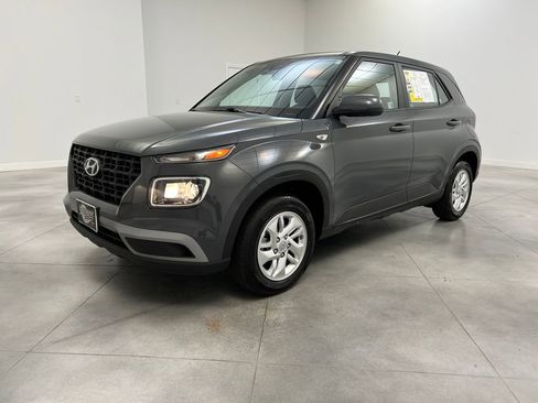 Used 2025 Hyundai Venue SE FWD image 3