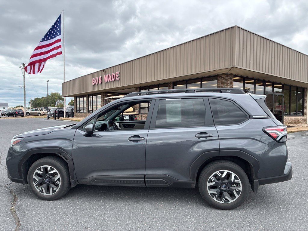 Certified 2025 Subaru Forester Premium AWD/4WD image 1