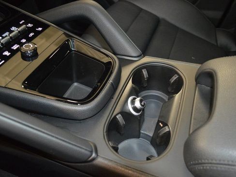 Certified 2025 Porsche Cayenne AWD/4WD image 31