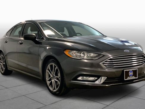 Used 2017 Ford Fusion SE w/ Equipment Group 201A image 2