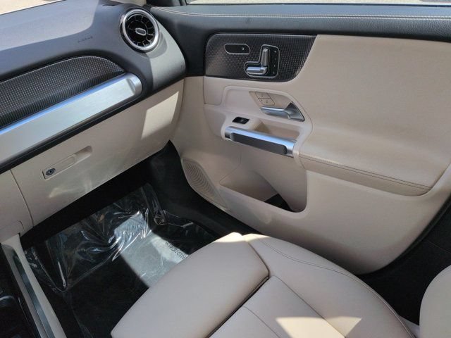 Used 2021 Mercedes-Benz GLB 250 4MATIC image 17
