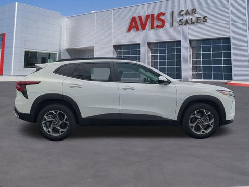 Used 2025 Chevrolet Trax LT w/ LT Convenience Package FWD image 5