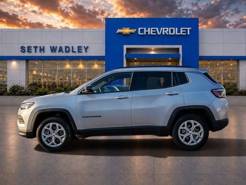 Used 2024 Jeep Compass Latitude AWD/4WD image 4