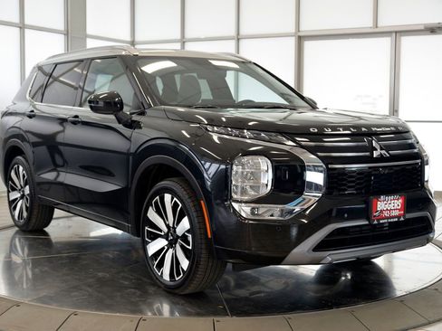 Used 2025 Mitsubishi Outlander AWD image 2