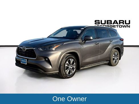 Used 2022 Toyota Highlander XLE image 3
