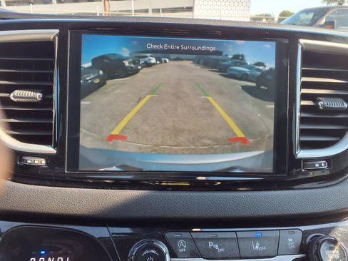Used 2024 Chrysler Pacifica Touring-L FWD image 5