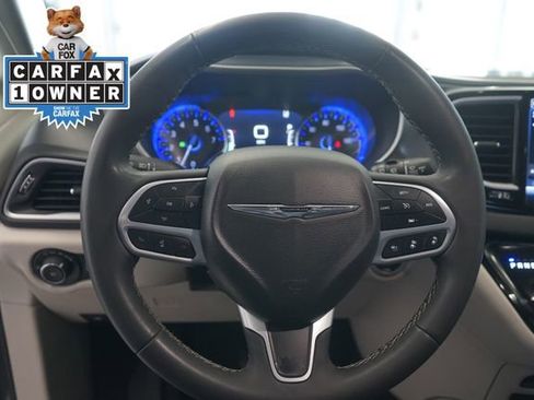 Used 2023 Chrysler Pacifica Touring-L image 22