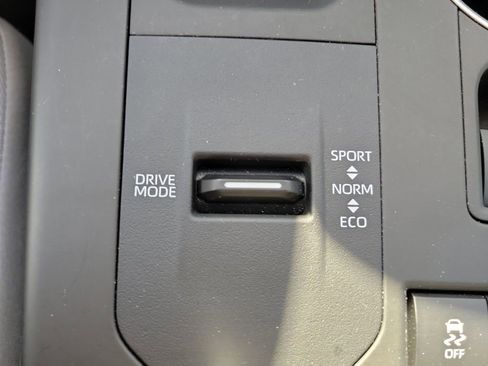 Used 2022 Toyota Highlander LE image 24