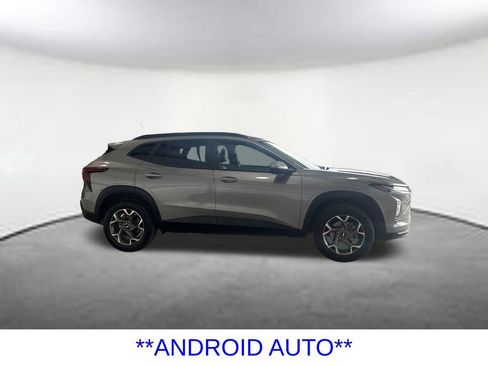 Used 2025 Chevrolet Trax LT FWD image 6