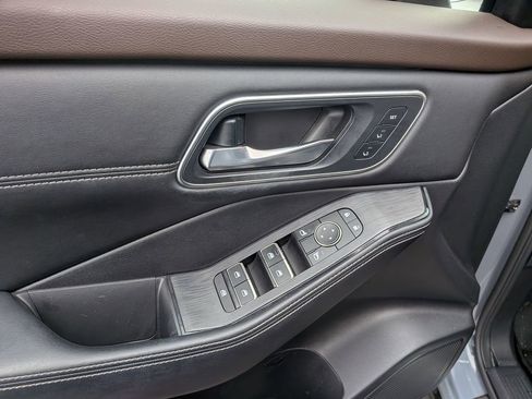 Used 2021 Nissan Rogue Platinum image 12