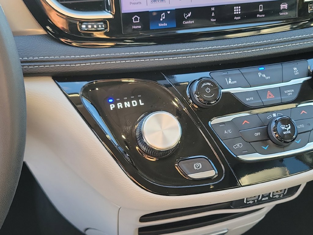 Used 2024 Chrysler Pacifica Limited FWD image 34