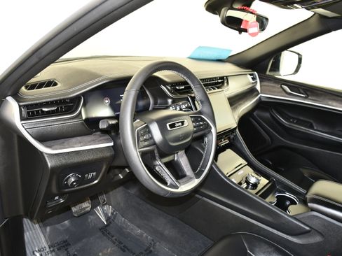 Used 2024 Jeep Grand Cherokee Limited AWD/4WD image 39
