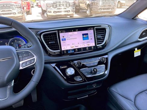 New 2026 Chrysler Pacifica Select image 7