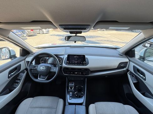 Used 2025 Nissan Rogue SV FWD image 35
