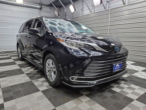 Used 2021 Toyota Sienna Limited AWD/4WD image 4