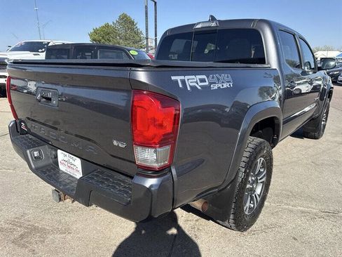 Used 2017 Toyota Tacoma TRD Sport AWD/4WD image 7