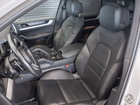 Used 2024 Porsche Cayenne AWD/4WD image 5