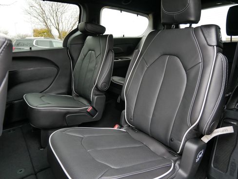 New 2026 Chrysler Pacifica Limited w/ Uconnect Theater Family Group image 10