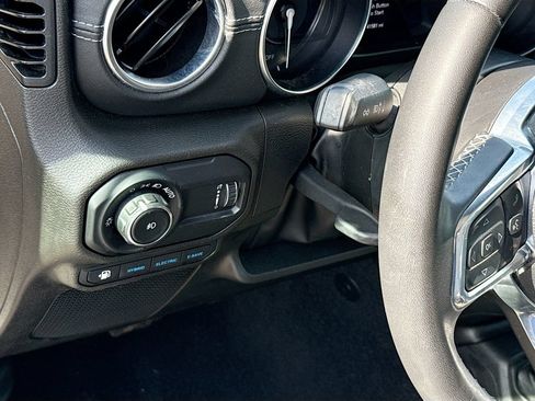 Used 2023 Jeep Wrangler Unlimited Sahara AWD/4WD image 11