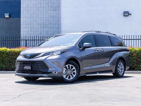 Used 2023 Toyota Sienna XLE FWD image 3