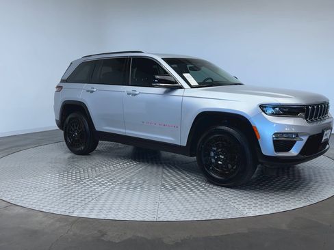 Used 2023 Jeep Grand Cherokee Limited AWD/4WD image 2