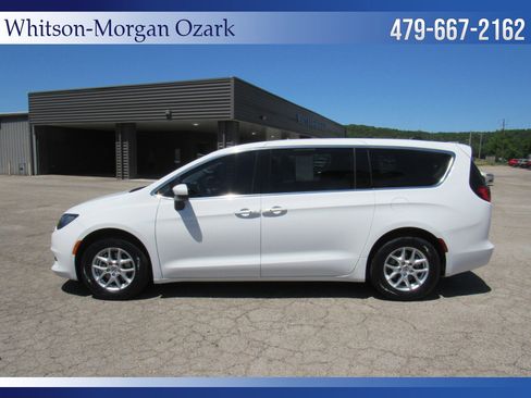 Used 2022 Chrysler Voyager LX FWD image 7