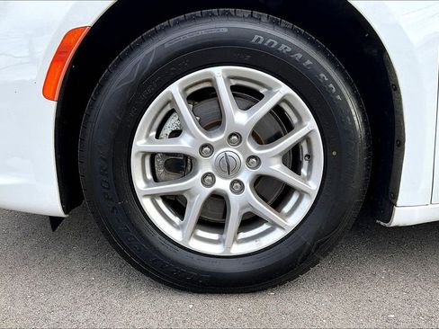 Used 2023 Chrysler Pacifica Touring-L FWD image 33