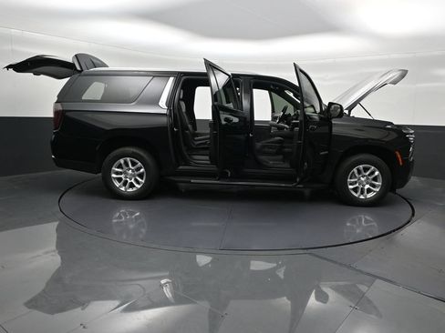 Used 2025 Chevrolet Suburban LS RWD image 34