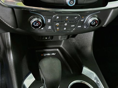 Used 2023 Chevrolet Traverse LT FWD image 7