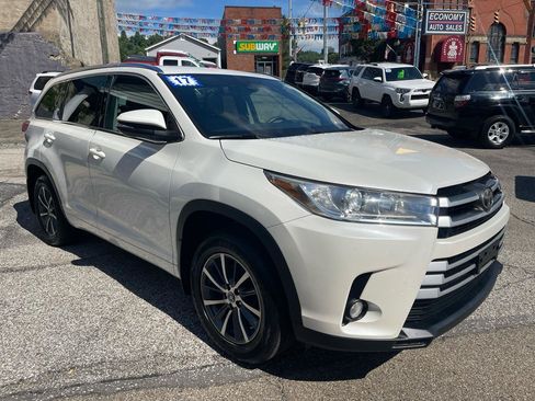 Used 2017 Toyota Highlander XLE AWD/4WD image 4