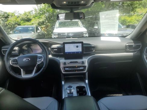 Used 2021 Ford Explorer XLT w/ Equipment Group 202A RWD image 9