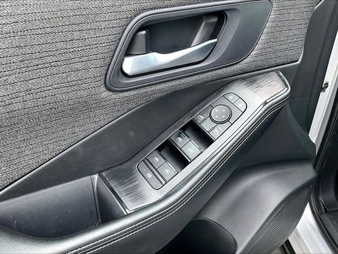 Used 2023 Nissan Rogue SV image 36