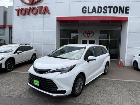 Used 2025 Toyota Sienna LE FWD image 1