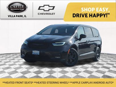 Used 2022 Chrysler Pacifica Touring-L w/ Uconnect Theater Family Group