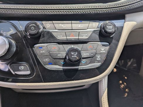 Used 2024 Chrysler Pacifica Limited FWD image 12