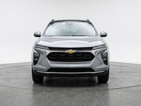 Used 2025 Chevrolet Trax LT w/ LT Convenience Package FWD image 2