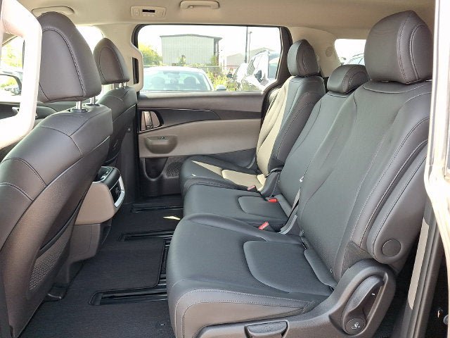Used 2026 Kia Carnival FWD image 10