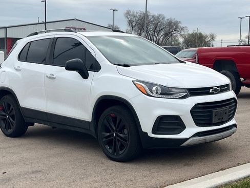 Used 2019 Chevrolet Trax LT w/ Sun & Sound Package image 2