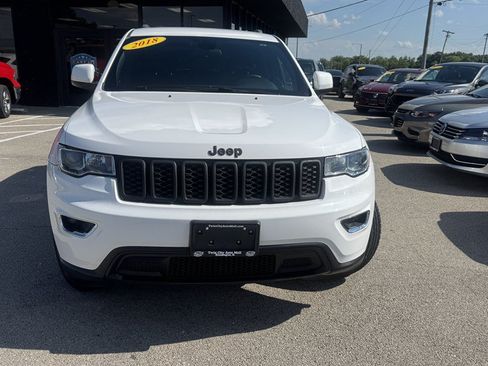 Used 2018 Jeep Grand Cherokee Laredo AWD/4WD image 3