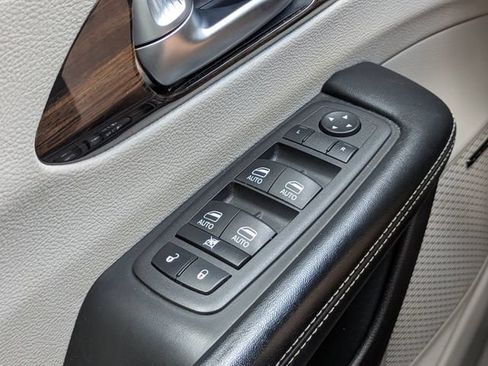 Used 2022 Chrysler Pacifica Limited w/ Uconnect Theater Family Group FWD image 29