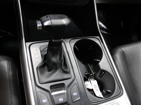 Used 2025 Kia Carnival FWD image 34